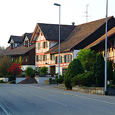 Ländliche Häuser prägen das Bild von Lindau.